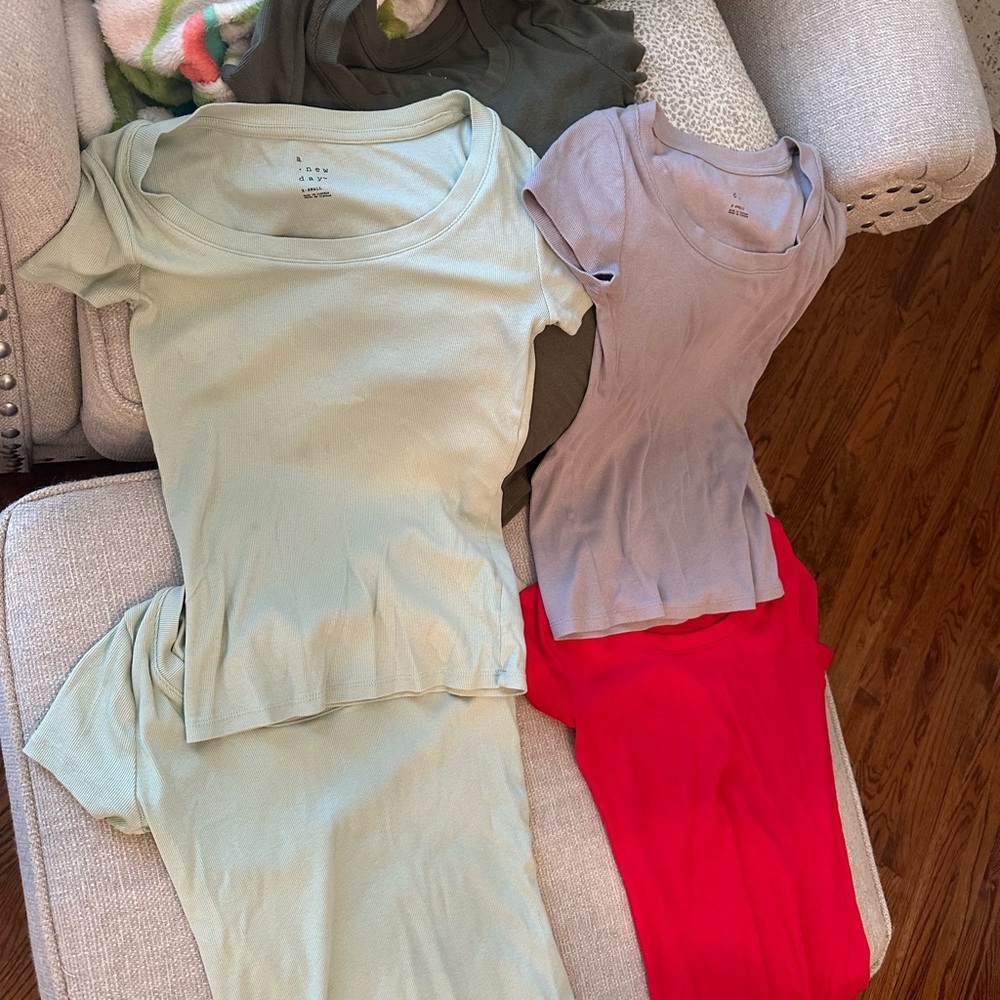 Bundle of 5 Tees Scoop short sleeve light weight